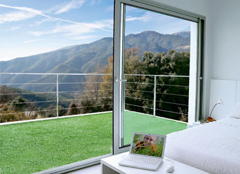 Tappeto verde sintetico, ideale per pavimentare balconi e terrazzi