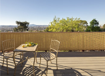 A new generation extruded privacy screen, of natural inspiration