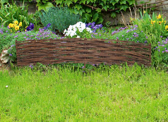 Natural wicker border